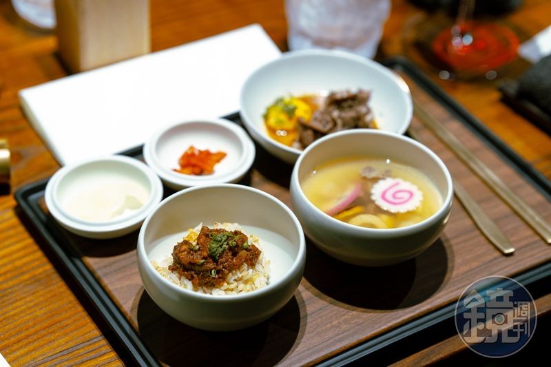 牛肉燥麥飯與加入釜山魚糕的黑輪湯是最後的殺手鐗。