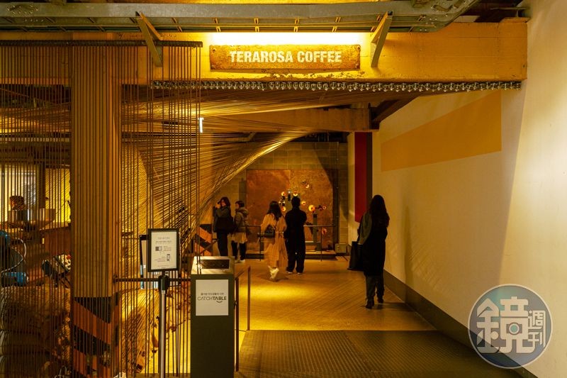 從「Terarosa Coffee」入口開始，便有藝術裝置進駐。