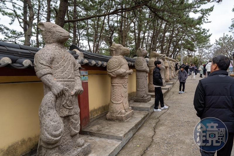 走出廟門後，是一排型態各異的生肖石雕。