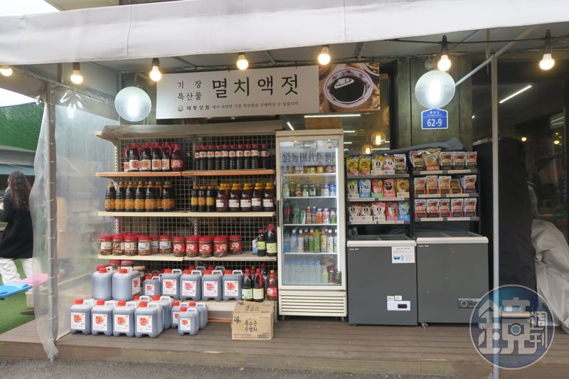在海邊發現一家專賣調味料的小店。