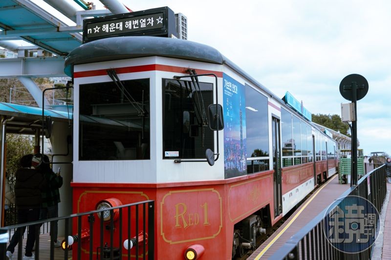 走行於陸地上的海岸電車（Beach Train），可以搭載的遊客比較多。