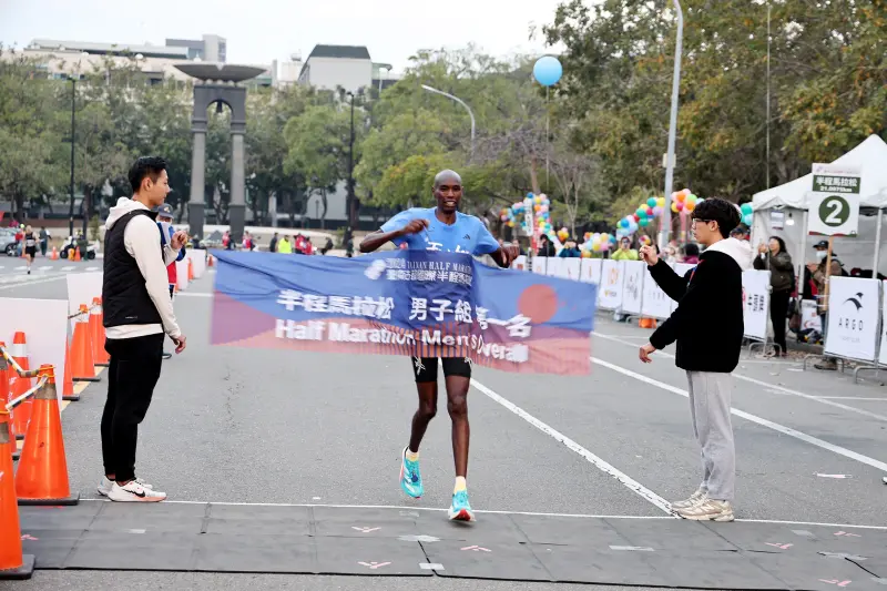 ▲台南古都國際半程馬拉松，半馬男子組總排由來自肯亞的選手George Mbugua Ngure以1小時7分39秒的成績勇奪冠軍。（圖／臺南市政府提供）