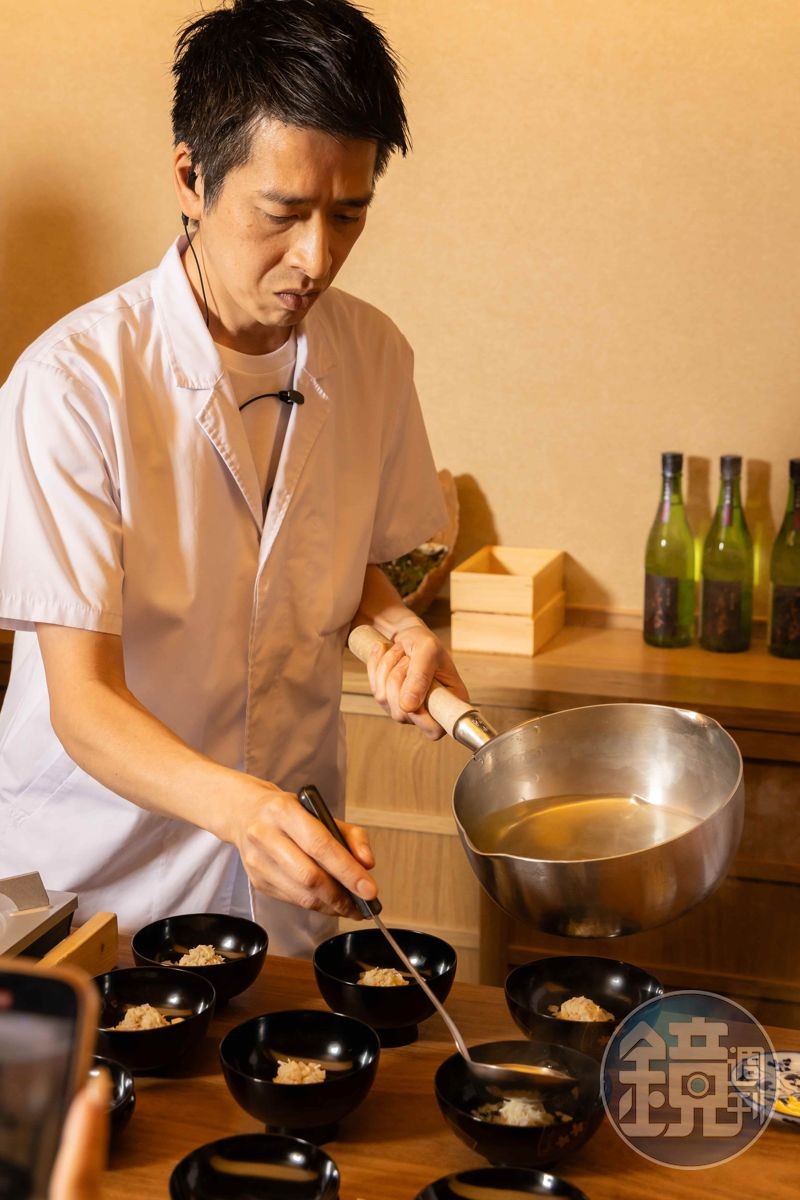 小田建治料理長師在每個碗中放入「松葉蟹真丈」後，緩緩沖入高湯。