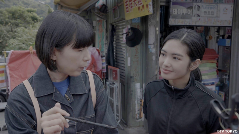 江口德子和雷嘉汭一起放天燈，日文系畢業的她學以致用超開心。（Hami Video提供）