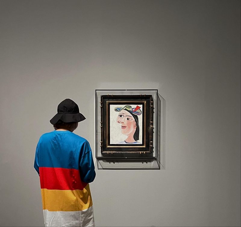 英國泰德現代美術館展覽「Capturing the Moment」展場一隅，民眾正在觀賞格哈德 ．里希特（Gerhard Richter）作品《Two Candles》。（照片版權：國巨基金會YAGEO Foundation）