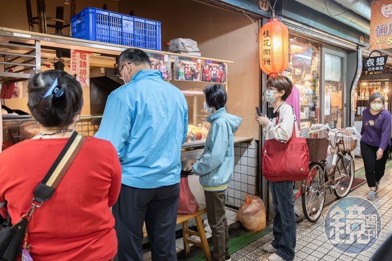 「桂花潤餅」最初的攤位就位在中央市場，早早就能看到不少客人排隊等候。