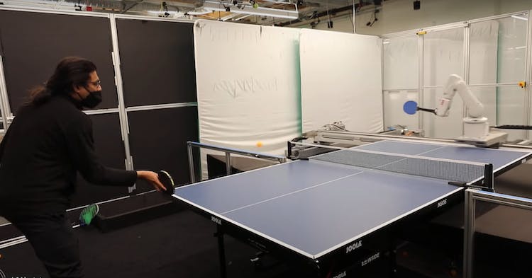 機器人再學會新技能！Google 團隊成功訓練機器人與人類推打 340 次桌球