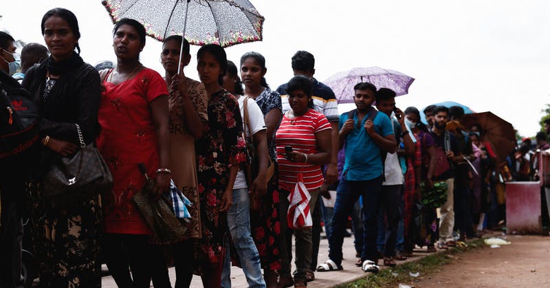 斯里蘭卡經濟危機期間，排隊等待申請護照的人們