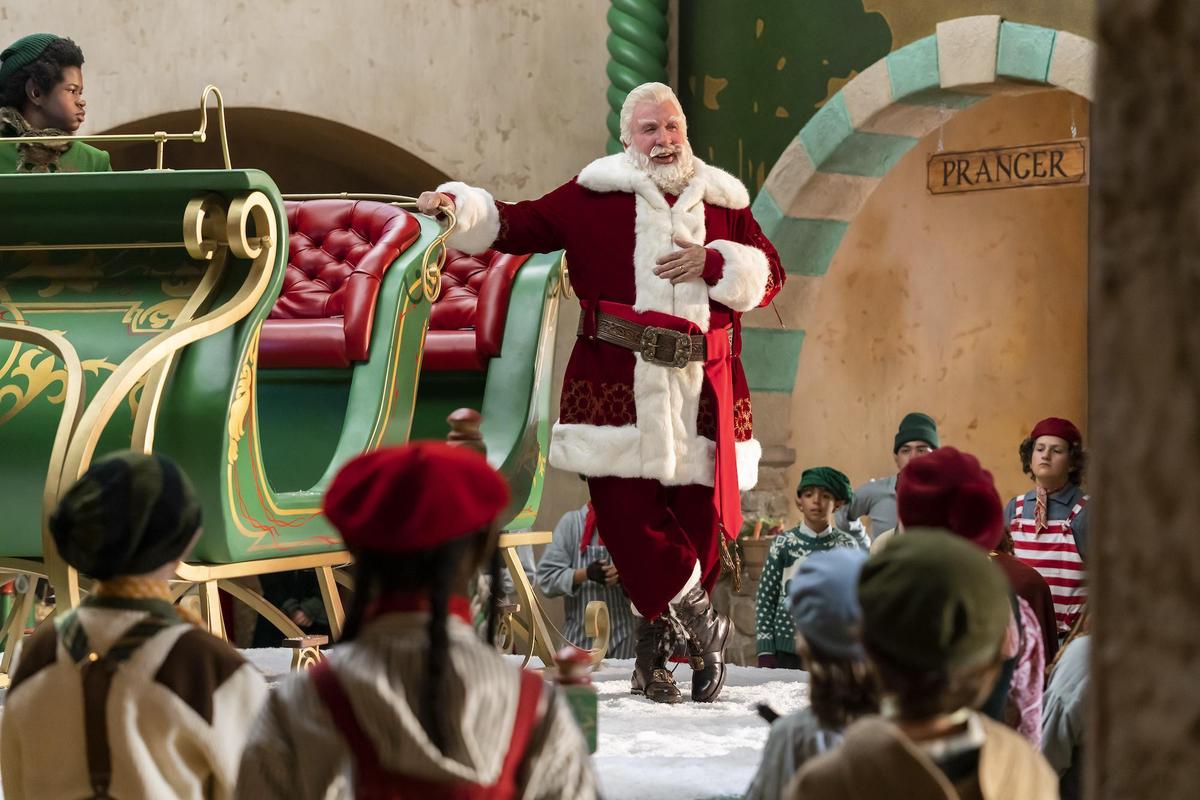 提姆艾倫（中）再次演出耶誕老公公史考特卡文，只是這回他急於尋找接班人。（Disney+提供）