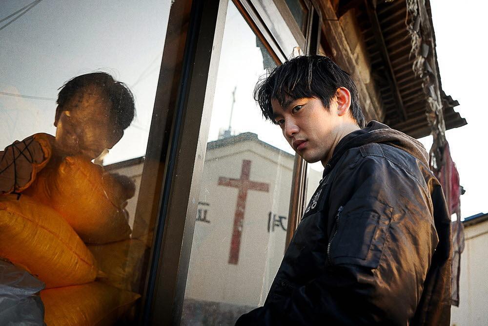 朴珍榮在電影《失控正義》一人分飾兩角，演技受到矚目。（采昌國際多媒體提供）